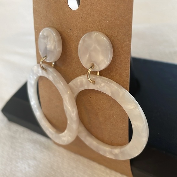 💐5/25 lightweight, iridescent, pearl open circle front, flat hoops, large bold - Picture 3 of 10